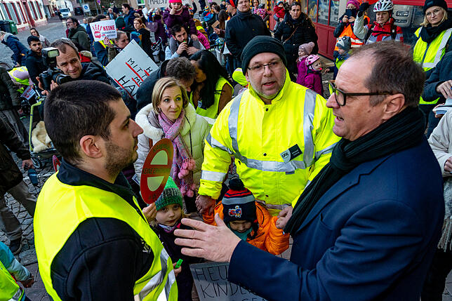 Kita Eltern Streik vor dem Matthäus Hummel Saal in Villingen. OB Jürgen Roth in der Diskussion mit Srdjan Zivkovic (links) und Michael ...