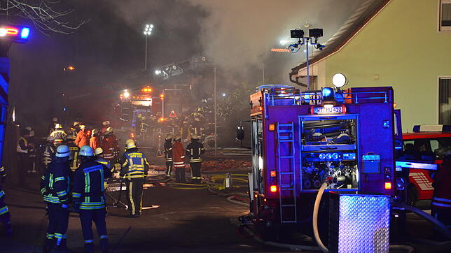 Die Bonndorfer Feuerwehr war mit allen Abteilungen im Einsatz. Erschwerend bei den Löscharbeiten war, dass das Löschwasser auf der ...