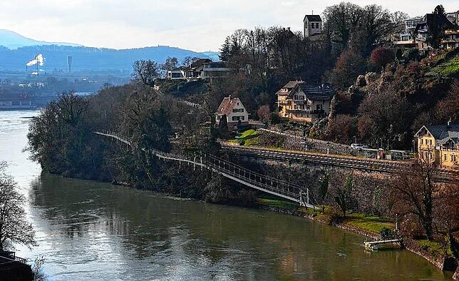 Die Laufenburger 8: Die Visualisierung zeigt, wie der Steg von der Codman-Anlage zum Kraftwerk von der Heilig-Geist-Kirche aus aussehen ...