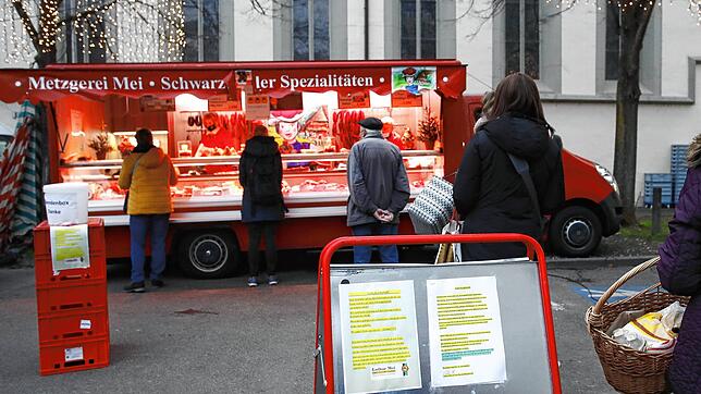 Auf dem Höhepunkt des Streits um die Neuregelungen für den Konstanzer Wochenmarkt verzichtete Metzger Lothar Mei auf die Bezahlung ...