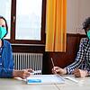Mehr Sicherheit bieten Schnelltests, die die Schüler selber vornehmen. Gabriele Weiß, Leiterin der Conradin-Kreutzer-Schule, und ihr ...