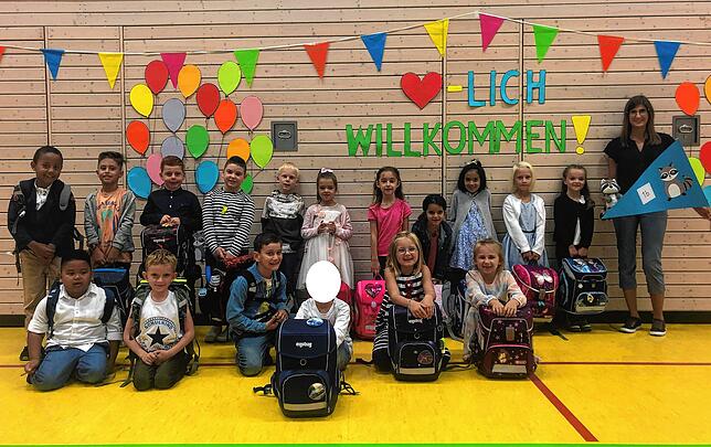 Die Schulanfänger der Klasse 1b an der Hardbergschule in Worblingen mit ihrer Klassenlehrerin Patricia Montagnese bei der Einschulungsfeier.