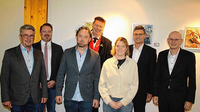 Vertreter von drei Todtmooser Vereinen nahmen im Rathaus eine Spender der Sparkasse Hochrhein in Empfang. Von links: Winfried Maier ...