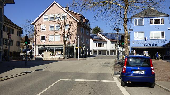 An der Kreuzung Bussenstraße/Stadtgraben vor der Stadthalle (weißes Gebäude im Hintergrund) soll ein Kreisverkehr eingerichtet werden. ...