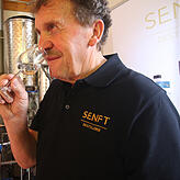 Destillateur Herbert Senft testet den ersten Brotgin aus seinem Hause.