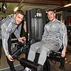 Die Brüder Bence und Daniel Papp sind Trainer im Fitnessstudio und demonstrieren hier den Beinstrecker. Mit diesem Gerät werden vor ...