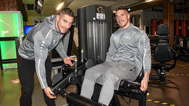 Die Brüder Bence und Daniel Papp sind Trainer im Fitnessstudio und demonstrieren hier den Beinstrecker. Mit diesem Gerät werden vor ...