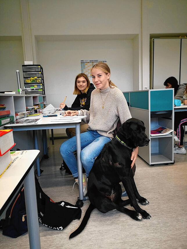 Archivfoto: Laura und Gwendoline aus der Klasse 10 Blau mit Mica beim Unterricht.