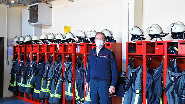 Der 63-jährige Helmut Richter, Feuerwehrkommandant und Leiter des städtischen Fachbereichs für Feuerwehr und Bevölkerungsschutz, vor den ...