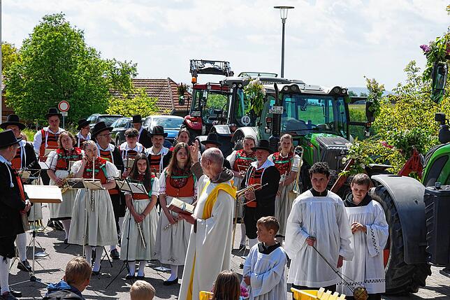 Bild 16: Die Plätze waren im Nu belegt – großes Gedränge beim Traktorenfest in Rotzingen