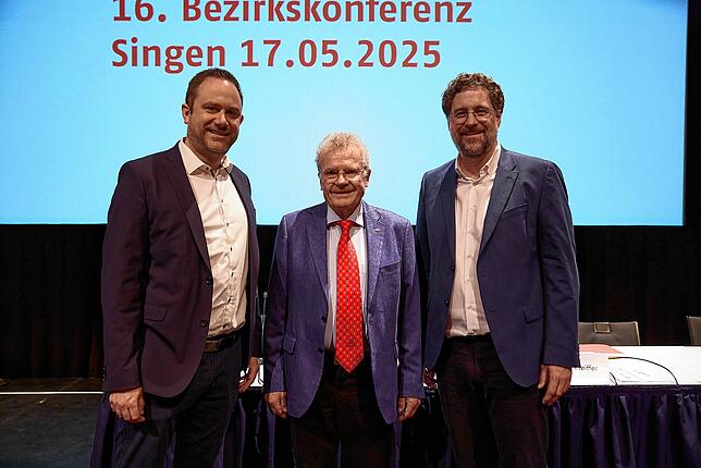 Der neue Bezirksvorsitzende Uwe Presler, sein Vorgänger Wilfried Pfeiffer und Geschäftsführer Ilja Wöllert (von links).