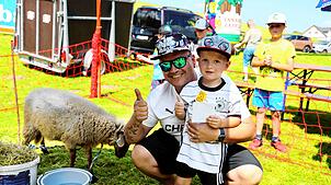 Thomas und Valerio Bachmann haben den Hammel gewonnen – der aber darf wieder nach Hause zu seinen Kumpels auf die Weide. Foto: ...