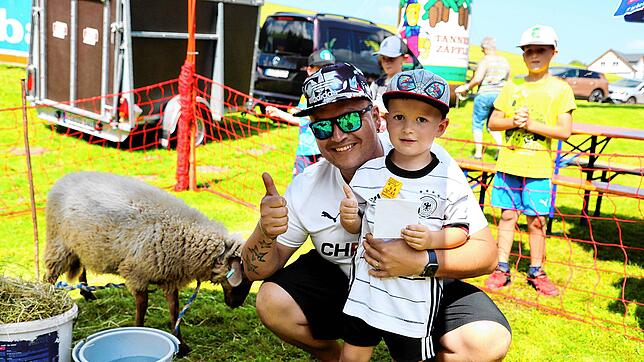 Thomas und Valerio Bachmann haben den Hammel gewonnen – der aber darf wieder nach Hause zu seinen Kumpels auf die Weide. Foto: ...