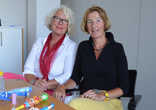 Ernährungsfachfrau Sibylle Bruderhofer und Gesundheitspädagogin Karin Beume sind für die Jugendzahnpflege und klären Eltern und Kinder ...