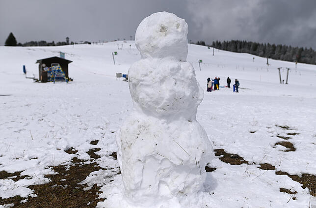 Ein unfertiger Schneemann steht am Seebuck.