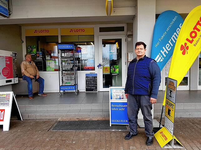 Jürgen Spedt vor seinem Kiosk in der Fürstenbergstraße.