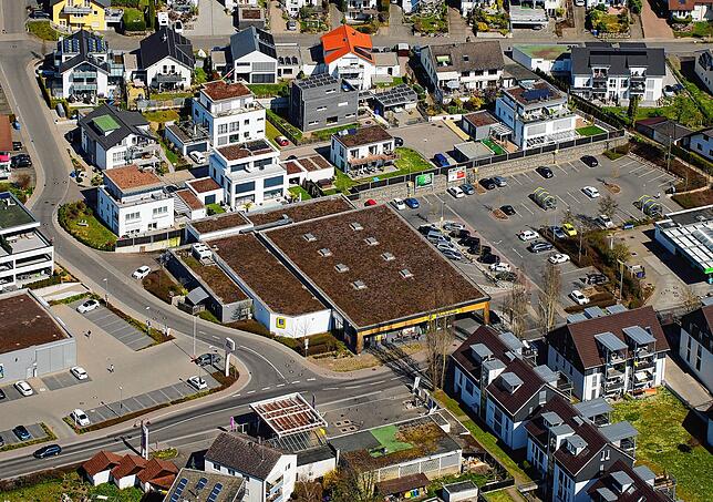 Die Flächen haben sich stark verändert und gefüllt. Wo früher Tox Dübel stand, ist heute Edeka mit einem großen Parkplatz. In der ...