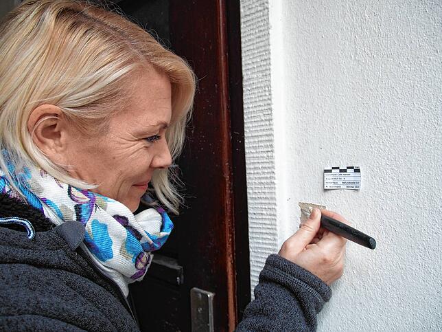 Die Restauratorin Melanie Bochmann hat am Nebengebäude mit dem Skalpell ein Stück Putz freigelegt, um einen Hinweis auf die ...