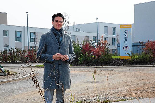Bürgermeister Marian Schreier steht vor dem Tengener Pflegeheim, das in Nachbarschaft zur geplanten neuen Wohnsiedlung angesiedelt ist.