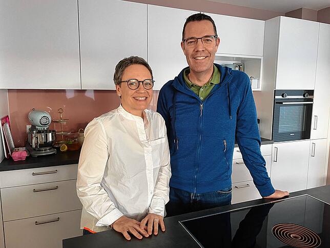 Carmen (50) und Michael (50) Wedele fühlen sich in ihrem neuen Zuhause im Riedpark sehr wohl und haben den Wechsel von einem ...