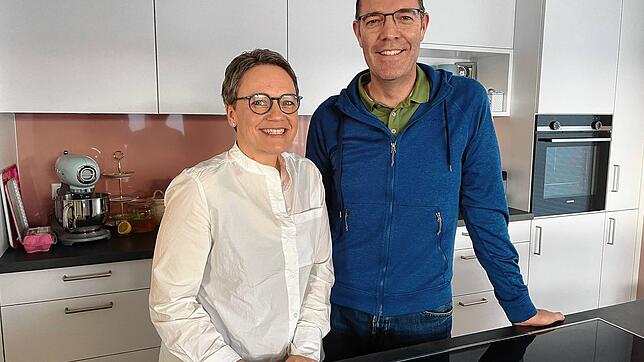 Carmen (50) und Michael (50) Wedele fühlen sich in ihrem neuen Zuhause im Riedpark sehr wohl und haben den Wechsel von einem ...