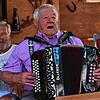 Sepp Horn spielt gern auf dem Akkordeon und singt in geselliger Runde mit den Campern.