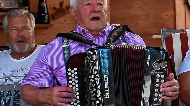 Sepp Horn spielt gern auf dem Akkordeon und singt in geselliger Runde mit den Campern.
