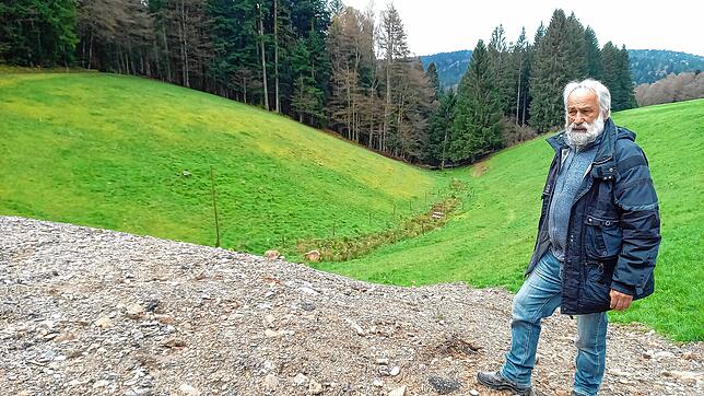 Dieter Berger auf der direkt über der Quelle am Erlenberg aufgeschütteten Material. Es wurde diese Woche auf Anordnung des Landratsamts ...