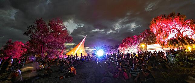 Bild 2: Bilder vom Hausherrenfest am Abend und dem Feuerwerk