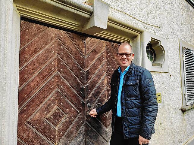 Bürgermeister Thorsten Scigliano steht an der Eingangstür des Mühlinger Schlosses. (Archivbild)