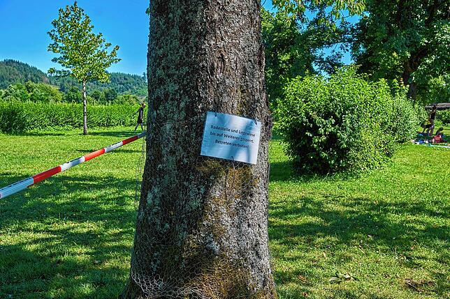 Ignoriert: Trotz Absperrband und Verbotsschildern halten sich gerade Abends oft über 100 Besucher an der Badestelle auf.