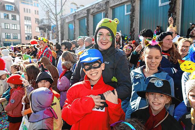 Bild 24: Konstanzer Fasnachtsumzug 2025: Altstadt ist in Narrenhand