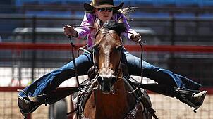 Geht es cooler? Rodeoreiterin Jimmie Smith aus Texas mit Sonnenbrille und tiefer Hutkrempe.