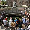 Die Donauquelle in Donaueschingen im Sommer 2019 vor der Pandemie. Etliche Touristen drängen sich um den eingefassten Kreis, in dessen ...