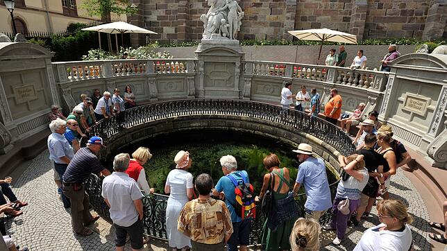 Die Donauquelle in Donaueschingen im Sommer 2019 vor der Pandemie. Etliche Touristen drängen sich um den eingefassten Kreis, in dessen ...