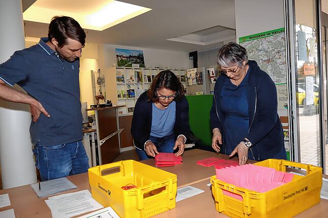 Die Briefwahlumschläge in Königsfeld werden sortiert, hier von den Wahlhelfern (von links): Philipp Süss, Martina Weh-Reck und Karin Bader.