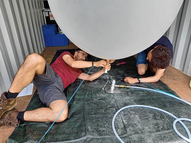 Der Wetterballon wird mit Wasserstoff befüllt.