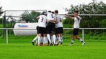 Die SG Kirchen-Hausen jubelt nach dem Treffer zum 2:2-Endstand gegen die SG Marbach/Rietheim.