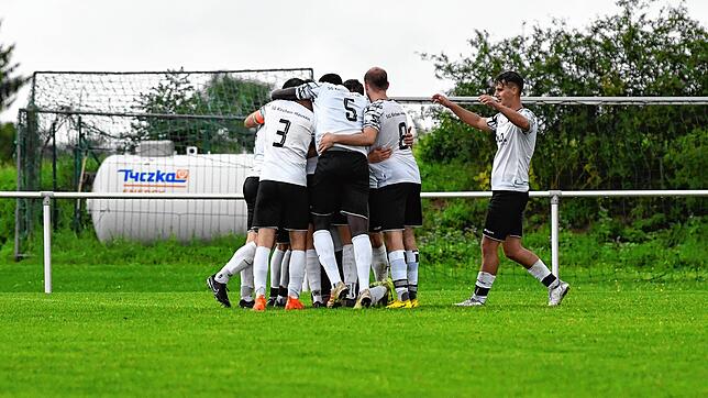 Die SG Kirchen-Hausen jubelt nach dem Treffer zum 2:2-Endstand gegen die SG Marbach/Rietheim.