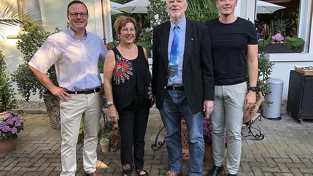 Die neue Chefin im Lions Clubs Bad Säckingen, Elisabeth Gerspach (Zweiter von links), gemeinsam mit Vize-Präsident Peter Welsch, ...