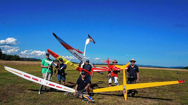 Mitglieder des Modellflugvereins Hungerberg zeigen auf diesem Archivfoto nahe Indlekofen ihre Modelle. Am Samstag, 12. August, ...