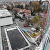 Auf dem Dach des Wohnturms der &bdquo;Schwaben-Migros&ldquo;-Baustelle an der Konstanzerstraße in Kreuzlingen: Unten ist ein Teil des ...