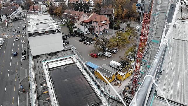 Auf dem Dach des Wohnturms der &bdquo;Schwaben-Migros&ldquo;-Baustelle an der Konstanzerstraße in Kreuzlingen: Unten ist ein Teil des ...
