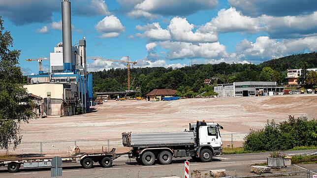 Der heutige Blick vom Kanaldamm in Richtung Norden, vorn die B 34, links das Kraftwerk, hinten die Straßen- und Bahnbrücke, der ...