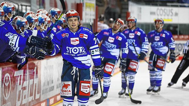 Dosenöffner: Schwenningens Stürmer Troy Bourke (vorn) ebnete mit seinem Treffer zum 1:0 den Weg zum letztlich klaren 4:1-Erfolg gegen ...