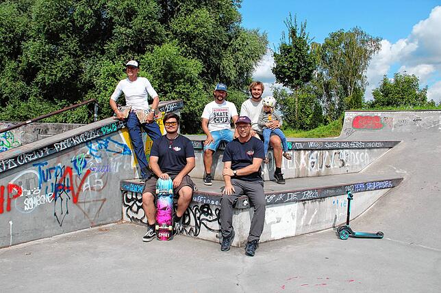 Freuen sich auf den 5. Skatecup: (hintere Reihe, von links) Rolf Weishaupt vom Café Connect, Björn Griesinger vom Jugendtreff Berchen in ...