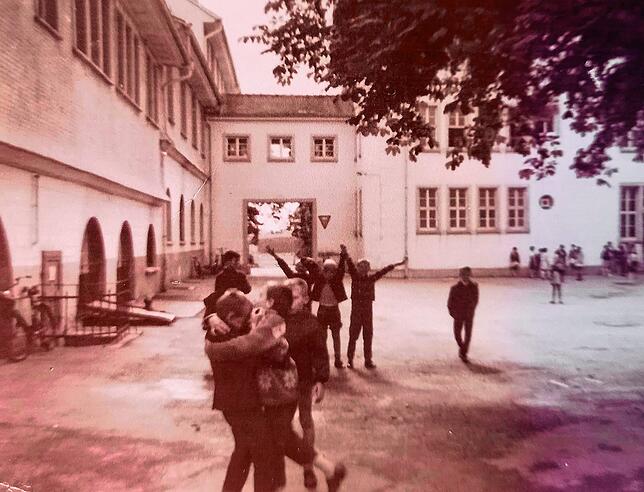 Spielende und raufende Buben im Sommer 1965 an der gleichen Stelle im Hof des DRK-Kindersolbads.