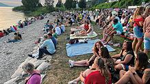 Auch das Seeufer war dicht belegt. Bilderbuchstart für die erste Überlinger Weinwiese im Uferpark.