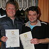 Bei der Anglervereinigung Geisingen werden Eugen Braun (links) und Viktor Bienefeld mit der Vereinsehrennadel in Bronze geehrt. Bild: Verein