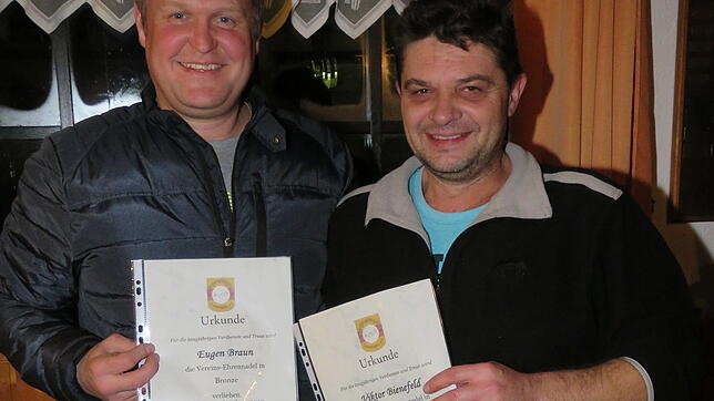 Bei der Anglervereinigung Geisingen werden Eugen Braun (links) und Viktor Bienefeld mit der Vereinsehrennadel in Bronze geehrt. Bild: Verein